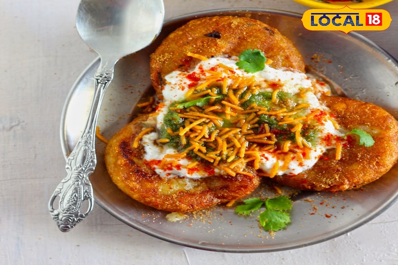 आलू टिक्की यह उबले हुए आलू, मसालों और कभी-कभी मटर की स्टफिंग से बनी चपटी पैटी होती है। इसे कुरकुरा होने तक तेल में तला जाता है और दही, सोंठ और हरी चटनी के साथ परोसा जाता है। आलू टिक्की यह उबले हुए आलू, मसालों और कभी-कभी मटर की स्टफिंग से बनी चपटी पैटी होती है। इसे कुरकुरा होने तक तेल में तला जाता है और दही, सोंठ और हरी चटनी के साथ परोसा जाता है।