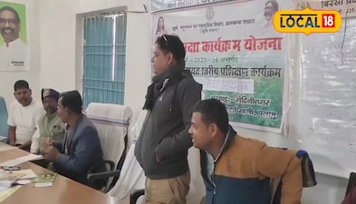 फसल सुरक्षा का जानकारी देते कृषि विशेषज्ञ<br><br>