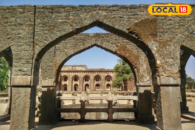 ठंड में मांडू घूमने की जगह, Champa Baodi Architecture, मांडू की धरोहर, मांडू का रहस्यमयी महल, MP Hidden mahal, MP winter tourist place, local18, khargone letest news, Madhya Pradesh hindi news