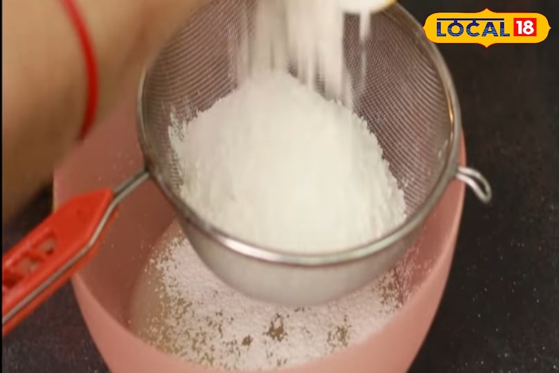 एक बाउल में मैदा,दूध पाउडर,बेकिंग पाउडर इत्यादि छान ले एक बाउल में मैदा,दूध पाउडर,बेकिंग पाउडर इत्यादि छान ले