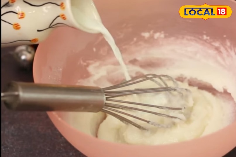 दूसरे बाउल मे दही, चीनी पाउडर घी को मिश्रण कर ले दूसरे बाउल मे दही, चीनी पाउडर घी को मिश्रण कर ले