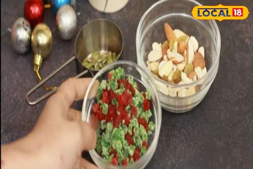 जब पेस्ट पूरी तरह तैयार हो जाए तो उसमें बारीक कटा हुआ ड्राई फ्रूट डालें जब पेस्ट पूरी तरह तैयार हो जाए तो उसमें बारीक कटा हुआ ड्राई फ्रूट डालें