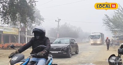 कोहरे के बीच छिबरामऊ हाइवे से गुजरते हुए वाहन.