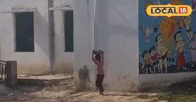 छात्र द्वारा कराया जा रहा बाल श्रम 