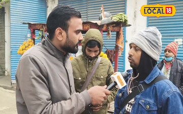 बातचीत करते हुए 