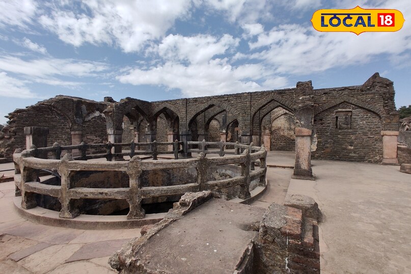 Mandu love story, Baz Bahadur and Rani Roopmati, Champa Baori Mandu, Mandu Fort history, Mandu tourism, Love story of Mughal era, local18, khargone letest news, Madhya Pradesh hindi Mandu love story, Baz Bahadur and Rani Roopmati, Champa Baori Mandu, Mandu Fort history, Mandu tourism, Love story of Mughal era, local18, khargone letest news, Madhya Pradesh hindi