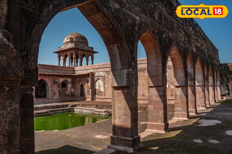 Mandu love story, Baz Bahadur and Rani Roopmati, Champa Baori Mandu, Mandu Fort history, Mandu tourism, Love story of Mughal era, local18, khargone letest news, Madhya Pradesh hindi Mandu love story, Baz Bahadur and Rani Roopmati, Champa Baori Mandu, Mandu Fort history, Mandu tourism, Love story of Mughal era, local18, khargone letest news, Madhya Pradesh hindi