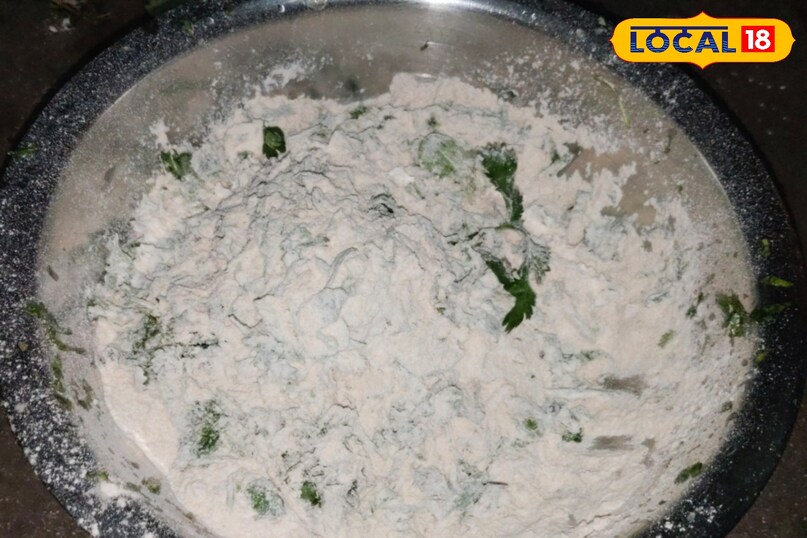 मेथी को काटकर अच्छे से आटे मे मिला ले 