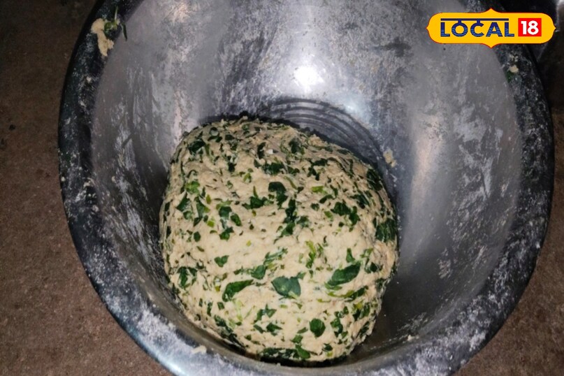 आँटा गूथने के बाद 10 मिनट तक छोड़ दे 