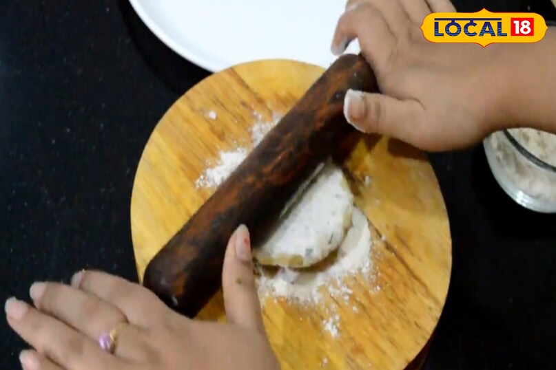 उस आटे को गोल गोल लोयी बनाकर बेल ले 