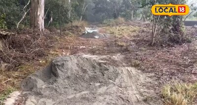 जंगल के मार्ग पर पड़ी निर्माण सामग्री.