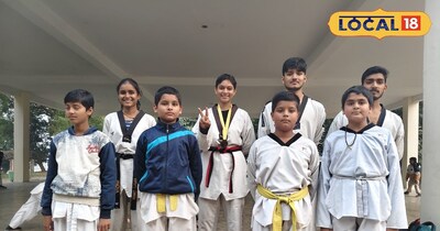 खिलाड़ियों के साथ साक्षी (बीच में)