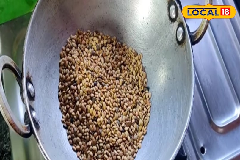 सबसे पहले कुरथी दाल को भून ले 