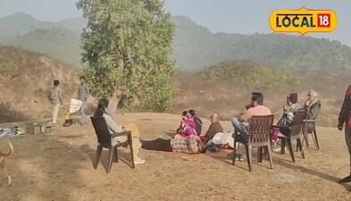 फैमिली के साथ पिकनिक मनाते लोग