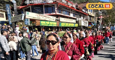 नैनीताल की माल रोड में जोहार संस्कृति को प्रदर्शित करती महिलाएं