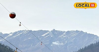 मनाली से बर्फ की ढकी पहाड़ियों का नज़ारा.