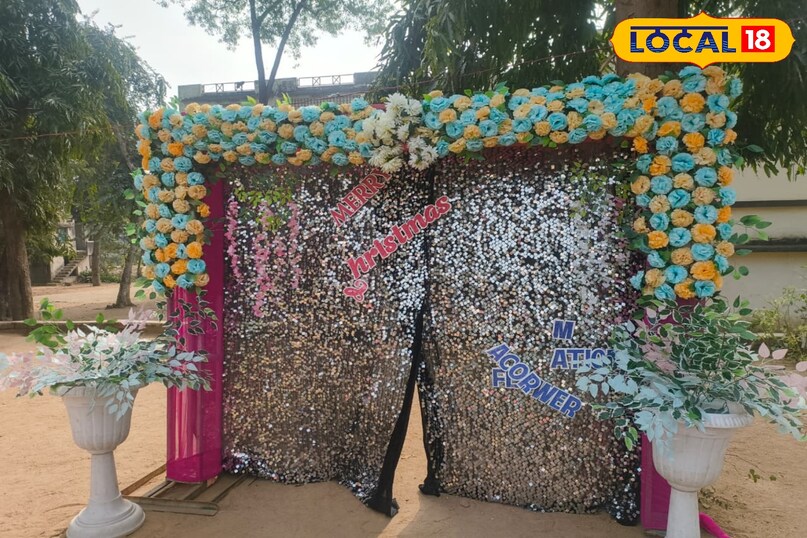 рдХреНрд░рд┐рд╕рдорд╕┬а рдХреЗ рдкрд╛рд╡рди рдЕрд╡рд╕рд░ рдкрд░ рдЪрд░реНрдЪ рдкрд░рд┐рд╕рд░ рдореЗрдВ рд╕рд╛рдореВрд╣рд┐рдХ рдиреГрддреНрдп рдХрд░ рд╢реНрд░рджреНрдзрд╛рд▓реБрдУрдВ рдиреЗ рдЕрдкрдиреА рдЦреБрд╢реА рд╡реНрдпрдХреНрдд рдХреА. рдореЗрд░реА рдХреНрд░рд┐рд╕рдорд╕ рдереАрдо рдкрд░ рдмрдирд╛рдП рдЧрдП рдЖрдХрд░реНрд╖рдХ рд╕реЗрд▓реНрдлреА рдкреНрд╡рд╛рдЗрдВрдЯ рдкрд░ рдмрдЪреНрдЪреЛрдВ, рдпреБрд╡рд╛рдУрдВ рдФрд░ рдкрд░рд┐рд╡рд╛рд░реЛрдВ рдиреЗ рдпрд╛рджрдЧрд╛рд░ рддрд╕реНрд╡реАрд░реЗрдВ рдЦрд┐рдВрдЪрд╡рд╛рдИрдВ. рджрд┐рдирднрд░ рдЪрд░реНрдЪ рдореЗрдВ рдЙрддреНрд╕рд╡ рдЬреИрд╕рд╛ рдорд╛рд╣реМрд▓ рд░рд╣рд╛, рдЬрд╣рд╛рдВ рд▓реЛрдЧ рд╣рдВрд╕реА-рдЦреБрд╢реА рдХреЗ рд╕рд╛рде рдПрдХ-рджреВрд╕рд░реЗ рдХреЛ рдмрдзрд╛рдЗрдпрд╛рдВ рджреЗрддреЗ рдирдЬрд░ рдЖрдП. рд░реЛрд╢рдиреА, рд╕рдЬрд╛рд╡рдЯ рдФрд░ рднрдХреНрддрд┐ рд╕рдВрдЧреАрдд рдиреЗ рдкрд░реНрд╡ рдХреЛ рдФрд░ рднреА рдЦрд╛рд╕ рдмрдирд╛ рджрд┐рдпрд╛ рдХреНрд░рд┐рд╕рдорд╕┬а рдХреЗ рдкрд╛рд╡рди рдЕрд╡рд╕рд░ рдкрд░ рдЪрд░реНрдЪ рдкрд░рд┐рд╕рд░ рдореЗрдВ рд╕рд╛рдореВрд╣рд┐рдХ рдиреГрддреНрдп рдХрд░ рд╢реНрд░рджреНрдзрд╛рд▓реБрдУрдВ рдиреЗ рдЕрдкрдиреА рдЦреБрд╢реА рд╡реНрдпрдХреНрдд рдХреА. рдореЗрд░реА рдХреНрд░рд┐рд╕рдорд╕ рдереАрдо рдкрд░ рдмрдирд╛рдП рдЧрдП рдЖрдХрд░реНрд╖рдХ рд╕реЗрд▓реНрдлреА рдкреНрд╡рд╛рдЗрдВрдЯ рдкрд░ рдмрдЪреНрдЪреЛрдВ, рдпреБрд╡рд╛рдУрдВ рдФрд░ рдкрд░рд┐рд╡рд╛рд░реЛрдВ рдиреЗ рдпрд╛рджрдЧрд╛рд░ рддрд╕реНрд╡реАрд░реЗрдВ рдЦрд┐рдВрдЪрд╡рд╛рдИрдВ. рджрд┐рдирднрд░ рдЪрд░реНрдЪ рдореЗрдВ рдЙрддреНрд╕рд╡ рдЬреИрд╕рд╛ рдорд╛рд╣реМрд▓ рд░рд╣рд╛, рдЬрд╣рд╛рдВ рд▓реЛрдЧ рд╣рдВрд╕реА-рдЦреБрд╢реА рдХреЗ рд╕рд╛рде рдПрдХ-рджреВрд╕рд░реЗ рдХреЛ рдмрдзрд╛рдЗрдпрд╛рдВ рджреЗрддреЗ рдирдЬрд░ рдЖрдП. рд░реЛрд╢рдиреА, рд╕рдЬрд╛рд╡рдЯ рдФрд░ рднрдХреНрддрд┐ рд╕рдВрдЧреАрдд рдиреЗ рдкрд░реНрд╡ рдХреЛ рдФрд░ рднреА рдЦрд╛рд╕ рдмрдирд╛ рджрд┐рдпрд╛