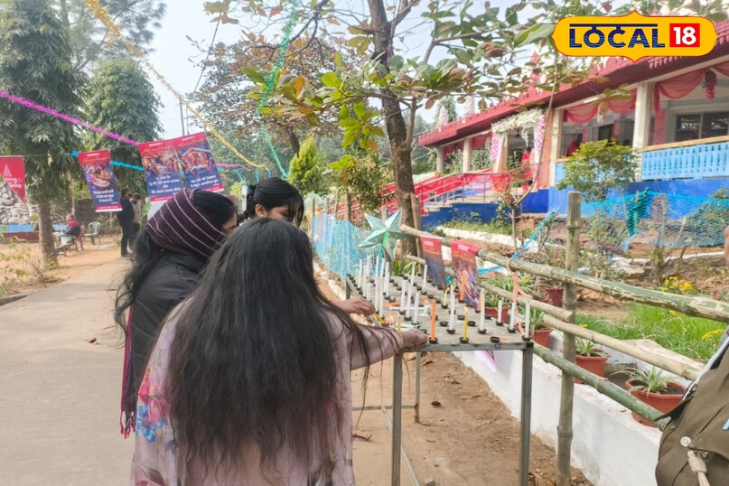 рдХреНрд░рд┐рд╕рдорд╕┬а рдХреЗ рдЙрдкрд▓рдХреНрд╖реНрдп рдореЗрдВ рдШрд░реЛрдВ рдореЗрдВ рдмреЗрд╣рддрд░ рдЪрд░рдиреА рдбреЗрдХреЛрд░реЗрд╢рди рдкреНрд░рддрд┐рдпреЛрдЧрд┐рддрд╛ рдЖрдпреЛрдЬрд┐рдд рдХреА рдЧрдИ. рдкрд▓реНрд▓реА рдкреБрд░реЛрд╣рд┐рдд рджреНрд╡рд╛рд░рд╛ рд╡рд┐рдЬреЗрддрд╛рдУрдВ рдХреЛ рд╕рдореНрдорд╛рдирд┐рдд рдХрд┐рдпрд╛ рдЧрдпрд╛. рдкреНрд░рдердо рд╕реНрдерд╛рди рдкрд╡рди рдорд╛рдЗрдХрд▓ рдХреБрдЬреВрд░, рджреНрд╡рд┐рддреАрдп рд╕реНрдерд╛рди рджреЗрд╡рдиреАрд╢ рдПрдХреНрдХрд╛ рдФрд░ рддреГрддреАрдп рд╕реНрдерд╛рди рд╕реБрдиреАрд▓ рджрд╛рд╕ рдХреЛ рдорд┐рд▓рд╛. рд╡рд╣реАрдВ рдЧрд╛рдВрд╡ рд╕реНрддрд░ рдкрд░ рд╕реБрдЬрд╛рдирд╛рдкреБрд░ рд╕реЗ рд░рдЬрдиреА рд╕рд┐рдВрд╣ рдХреЛ рдкреНрд░рдердо, рд▓реЛрдХрд╛рдИ рд╕реЗ рд╡рд┐рдЬрдп рд╕рд╛рдВрдЧрд╛ рдХреЛ рджреНрд╡рд┐рддреАрдп рдФрд░ рдЪреЗрдЪрд╛рдИ рд╕реЗ рдЕрдирд┐рд▓ рд╣рд╛рдВрд╕рджрд╛ рдХреЛ рддреГрддреАрдп рд╕реНрдерд╛рди рдкреНрд░рд╛рдкреНрдд рд╣реБрдЖ. рдЗрд╕ рдЖрдпреЛрдЬрди рдиреЗ рд╕рдорд╛рдЬ рдореЗрдВ рд░рдЪрдирд╛рддреНрдордХрддрд╛ рдФрд░ рдзрд╛рд░реНрдорд┐рдХ рднрд╛рд╡рдирд╛ рдХреЛ рдмрдврд╝рд╛рд╡рд╛ рджрд┐рдпрд╛.┬а рдХреНрд░рд┐рд╕рдорд╕┬а рдХреЗ рдЙрдкрд▓рдХреНрд╖реНрдп рдореЗрдВ рдШрд░реЛрдВ рдореЗрдВ рдмреЗрд╣рддрд░ рдЪрд░рдиреА рдбреЗрдХреЛрд░реЗрд╢рди рдкреНрд░рддрд┐рдпреЛрдЧрд┐рддрд╛ рдЖрдпреЛрдЬрд┐рдд рдХреА рдЧрдИ. рдкрд▓реНрд▓реА рдкреБрд░реЛрд╣рд┐рдд рджреНрд╡рд╛рд░рд╛ рд╡рд┐рдЬреЗрддрд╛рдУрдВ рдХреЛ рд╕рдореНрдорд╛рдирд┐рдд рдХрд┐рдпрд╛ рдЧрдпрд╛. рдкреНрд░рдердо рд╕реНрдерд╛рди рдкрд╡рди рдорд╛рдЗрдХрд▓ рдХреБрдЬреВрд░, рджреНрд╡рд┐рддреАрдп рд╕реНрдерд╛рди рджреЗрд╡рдиреАрд╢ рдПрдХреНрдХрд╛ рдФрд░ рддреГрддреАрдп рд╕реНрдерд╛рди рд╕реБрдиреАрд▓ рджрд╛рд╕ рдХреЛ рдорд┐рд▓рд╛. рд╡рд╣реАрдВ рдЧрд╛рдВрд╡ рд╕реНрддрд░ рдкрд░ рд╕реБрдЬрд╛рдирд╛рдкреБрд░ рд╕реЗ рд░рдЬрдиреА рд╕рд┐рдВрд╣ рдХреЛ рдкреНрд░рдердо, рд▓реЛрдХрд╛рдИ рд╕реЗ рд╡рд┐рдЬрдп рд╕рд╛рдВрдЧрд╛ рдХреЛ рджреНрд╡рд┐рддреАрдп рдФрд░ рдЪреЗрдЪрд╛рдИ рд╕реЗ рдЕрдирд┐рд▓ рд╣рд╛рдВрд╕рджрд╛ рдХреЛ рддреГрддреАрдп рд╕реНрдерд╛рди рдкреНрд░рд╛рдкреНрдд рд╣реБрдЖ. рдЗрд╕ рдЖрдпреЛрдЬрди рдиреЗ рд╕рдорд╛рдЬ рдореЗрдВ рд░рдЪрдирд╛рддреНрдордХрддрд╛ рдФрд░ рдзрд╛рд░реНрдорд┐рдХ рднрд╛рд╡рдирд╛ рдХреЛ рдмрдврд╝рд╛рд╡рд╛ рджрд┐рдпрд╛.┬а