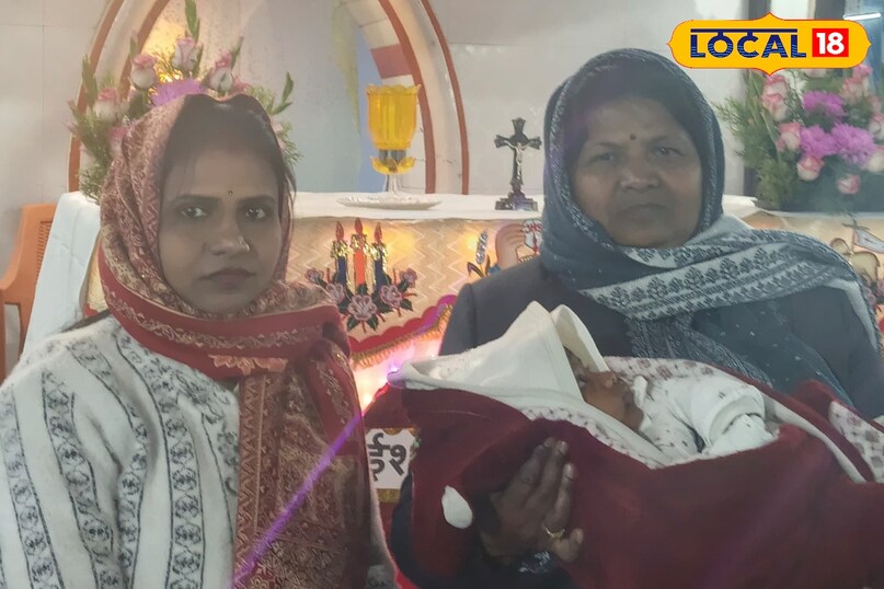 рдХреНрд░рд┐рд╕рдорд╕┬а рдкрд░реНрд╡ рдХреЗ рджреМрд░рд╛рди рдЪрд░реНрдЪ рдореЗрдВ рддреАрди рдирд╡рдЬрд╛рдд рдмрдЪреНрдЪреЛрдВ рдХреЛ рдкрд╡рд┐рддреНрд░ рд╕реНрдирд╛рди рд╕рдВрд╕реНрдХрд╛рд░ рдкреНрд░рджрд╛рди рдХрд┐рдпрд╛ рдЧрдпрд╛. рдЗрд╕ рд╡рд┐рд╢реЗрд╖ рдзрд╛рд░реНрдорд┐рдХ рдЕрдиреБрд╖реНрдард╛рди рдореЗрдВ рдмрдЪреНрдЪреЛрдВ рдХрд╛ рдирд╛рдордХрд░рдг рднреА рдХрд┐рдпрд╛ рдЧрдпрд╛. рдкрд┐рддрд╛ рд░рд╛рдЬреАрд╡ рдХреБрдорд╛рд░ рдПрд╡рдВ рдорд╛рддрд╛ рдкреНрд░рд┐рдпрдВрдХрд╛ рдХреБрдорд╛рд░реА рдХреЗ рдкреБрддреНрд░ рдХрд╛ рдирд╛рдо рдкреНрд░рд┐рдпрд╛рдВрд╢ рдпреАрд╢реБ, рдЬреЙрдирд╕рди рд╕реАрдорд╛ рдХреЗ рдкреБрддреНрд░ рдХрд╛ рдирд╛рдо рдЬрд╕реНрдЯрд┐рди рдЬреЙрди рддрдерд╛ рдорд╛рддрд╛ рдорд╛рд░рд┐рдпрд╛ рдФрд░ рдкрд┐рддрд╛ рдЕрдорд┐рдд рдХреБрдорд╛рд░ рдХреА рдкреБрддреНрд░реА рдХрд╛ рдирд╛рдо рдЕрдиреБрд╖реНрдХрд╛ рдЕрдорд┐рдд рд░рдЦрд╛ рдЧрдпрд╛. рдЗрд╕ рдЕрд╡рд╕рд░ рдкрд░ рдкреВрд░реЗ рдЪрд░реНрдЪ рдореЗрдВ рдЦреБрд╢реА рдФрд░ рдЖрд╢реАрд░реНрд╡рд╛рдж рдХрд╛ рдорд╛рд╣реМрд▓ рд░рд╣рд╛. рдкрд░рд┐рдЬрдиреЛрдВ рд╡ рд╢реНрд░рджреНрдзрд╛рд▓реБрдУрдВ рдиреЗ рдмрдЪреНрдЪреЛрдВ рдХреЗ рдЙрдЬреНрдЬреНрд╡рд▓ рднрд╡рд┐рд╖реНрдп рдХреА рдХрд╛рдордирд╛ рдХреА рдХреНрд░рд┐рд╕рдорд╕┬а рдкрд░реНрд╡ рдХреЗ рджреМрд░рд╛рди рдЪрд░реНрдЪ рдореЗрдВ рддреАрди рдирд╡рдЬрд╛рдд рдмрдЪреНрдЪреЛрдВ рдХреЛ рдкрд╡рд┐рддреНрд░ рд╕реНрдирд╛рди рд╕рдВрд╕реНрдХрд╛рд░ рдкреНрд░рджрд╛рди рдХрд┐рдпрд╛ рдЧрдпрд╛. рдЗрд╕ рд╡рд┐рд╢реЗрд╖ рдзрд╛рд░реНрдорд┐рдХ рдЕрдиреБрд╖реНрдард╛рди рдореЗрдВ рдмрдЪреНрдЪреЛрдВ рдХрд╛ рдирд╛рдордХрд░рдг рднреА рдХрд┐рдпрд╛ рдЧрдпрд╛. рдкрд┐рддрд╛ рд░рд╛рдЬреАрд╡ рдХреБрдорд╛рд░ рдПрд╡рдВ рдорд╛рддрд╛ рдкреНрд░рд┐рдпрдВрдХрд╛ рдХреБрдорд╛рд░реА рдХреЗ рдкреБрддреНрд░ рдХрд╛ рдирд╛рдо рдкреНрд░рд┐рдпрд╛рдВрд╢ рдпреАрд╢реБ, рдЬреЙрдирд╕рди рд╕реАрдорд╛ рдХреЗ рдкреБрддреНрд░ рдХрд╛ рдирд╛рдо рдЬрд╕реНрдЯрд┐рди рдЬреЙрди рддрдерд╛ рдорд╛рддрд╛ рдорд╛рд░рд┐рдпрд╛ рдФрд░ рдкрд┐рддрд╛ рдЕрдорд┐рдд рдХреБрдорд╛рд░ рдХреА рдкреБрддреНрд░реА рдХрд╛ рдирд╛рдо рдЕрдиреБрд╖реНрдХрд╛ рдЕрдорд┐рдд рд░рдЦрд╛ рдЧрдпрд╛. рдЗрд╕ рдЕрд╡рд╕рд░ рдкрд░ рдкреВрд░реЗ рдЪрд░реНрдЪ рдореЗрдВ рдЦреБрд╢реА рдФрд░ рдЖрд╢реАрд░реНрд╡рд╛рдж рдХрд╛ рдорд╛рд╣реМрд▓ рд░рд╣рд╛. рдкрд░рд┐рдЬрдиреЛрдВ рд╡ рд╢реНрд░рджреНрдзрд╛рд▓реБрдУрдВ рдиреЗ рдмрдЪреНрдЪреЛрдВ рдХреЗ рдЙрдЬреНрдЬреНрд╡рд▓ рднрд╡рд┐рд╖реНрдп рдХреА рдХрд╛рдордирд╛ рдХреА