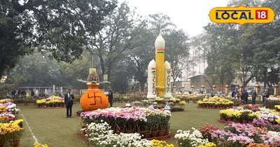 बीएचयू में पुष्प प्रदर्शनी में चंद्रयान की झलक