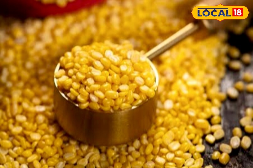 उन्होंने आगे कहा कि हलवा बनाने के लिए सबसे पहले मूंग की दाल को 4–5 घंटे तक पानी में भिगोकर रखें. इसके बाद दाल का सारा पानी निकाल दें. अब मिक्सी में बिना पानी डाले दाल को दरदरा पीस लें. ध्यान रखें कि पेस्ट न ज्यादा बारीक हो और न ही पानी जैसा, तभी हलवे की सही बनावट आएगी.