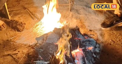 अलाव जलाकर तापते हुए लोग