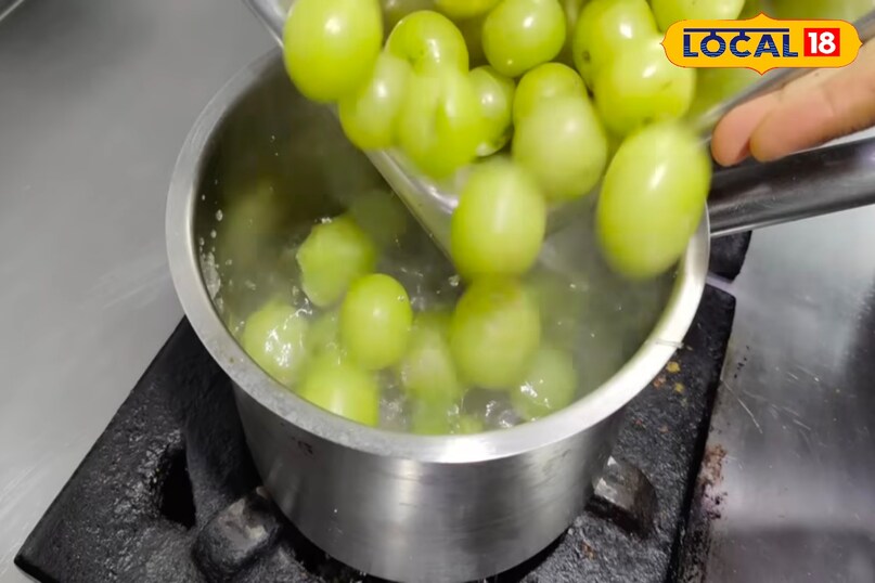 पानी में उबाल लें आंवला 