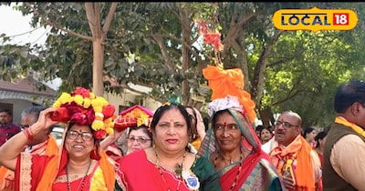 सिर पर तुलसी का पौधा लेकर चलती महिला