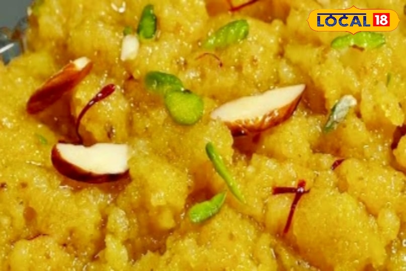 उन्होंने कहा कि हलवा बनाने के लिए सबसे पहले एक ताजा सेब लें और अच्छी तरह धो लें. सेब का डंठल निकाल दें. अब एक कड़ाही में दूध उबालें और उसमें पूरा सेब डाल दें. उबलते दूध में सेब को करीब 5 मिनट तक पकाएं. इसके बाद सेब को बाहर निकालकर हल्का ठंडा होने दें.