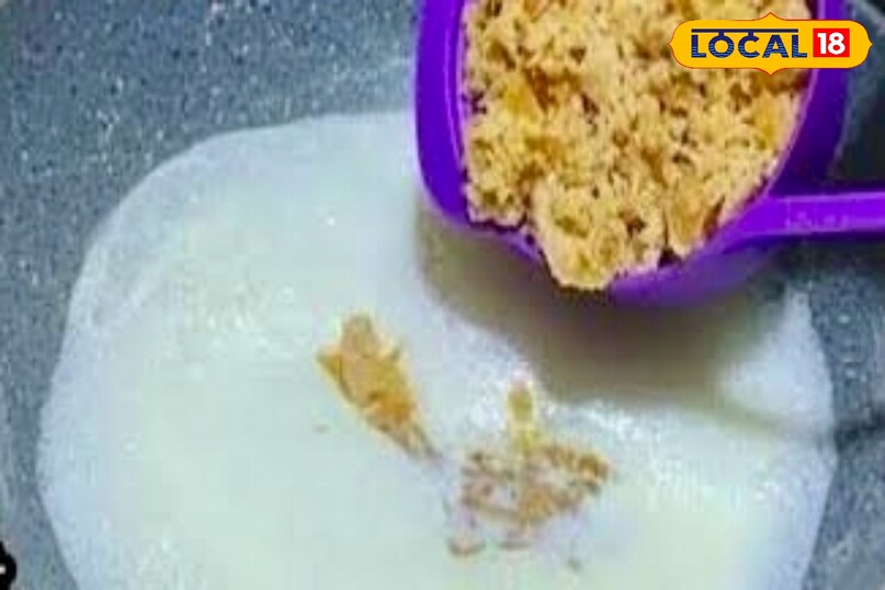 उन्होंने आगे कहा कि अब एक कड़ाही में 2 से 3 चम्मच बटर डालें. इसमें आधा कप सूजी और आधा कप बेसन डालकर मीडियम से लो आंच पर अच्छी तरह भूनें. भुनाई के दौरान लगातार चलाते रहें ताकि मिश्रण जले नहीं और खुशबू आने लगे.