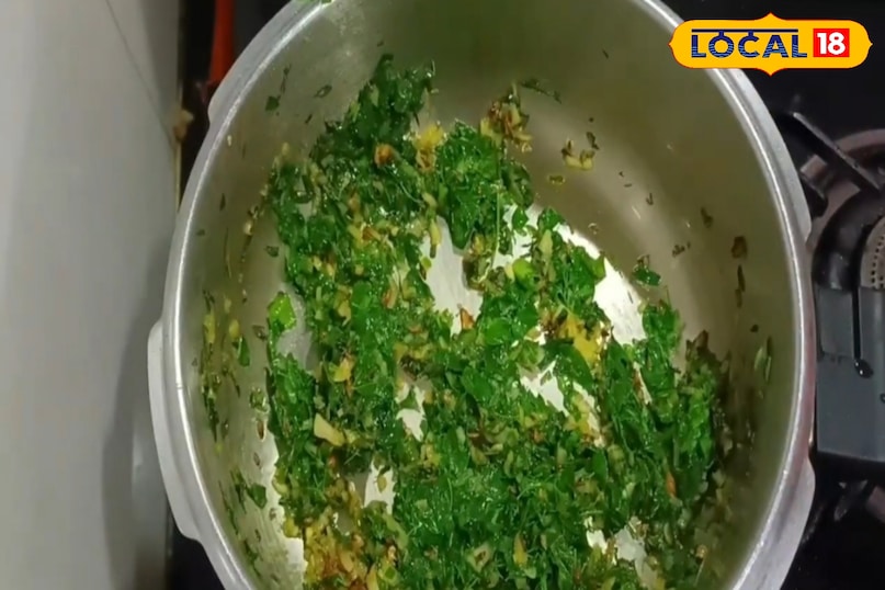 सहजन के पत्तों को तबतक भुने जबतक इसका कच्चापन गायब ना हो जाये 