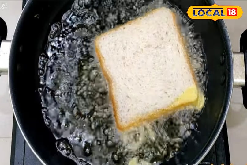 ब्रेड को करें फ्राई ब्रेड स्लाइस को दो हिस्सों त्रिकोणीय या चौकोर में काट लें। अब ब्रेड के इन टुकड़ों को मैदे के घोल में हल्का डुबोएं और तेल में कुरकुरा होने तक फ्राई कर लें। 