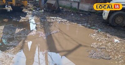 रोड पर जमा सीवर का दूषित पानी