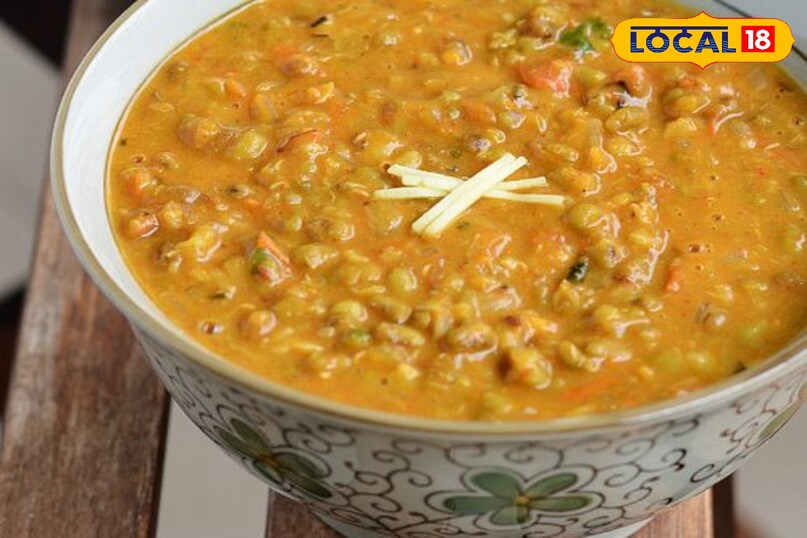 पाचन की समस्या अगर आप पेट दर्द, गैस या कमजोर पाचन शक्ति से परेशान हैं सिर्फ छिलके वाली मूंग दाल, इसका फायदा इसमें फाइबर की मात्रा अधिक होती है और यह शरीर द्वारा सबसे आसानी से पचती है।