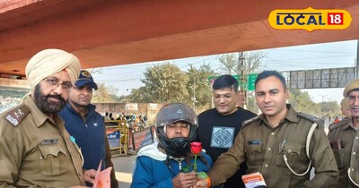 वाहन चालकों को गुलाब का फूल देती पुलिस