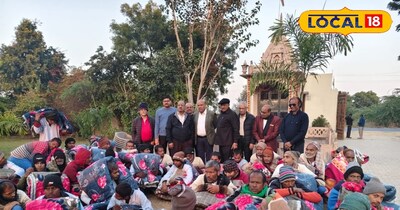 बेसहारा लोगों को कंबल बांटते आश्रम के पदाधिकारी 