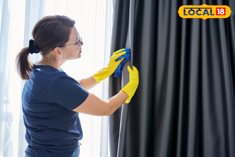 छिपी हुई जगहों पर नजर अक्सर हम पर्दों, सोफे के पीछे और दरवाजों के ऊपर की धूल भूल जाते हैं। हर हफ्ते डस्टर से पर्दों को झाड़ें और महीने में एक बार इनकी गहरी सफाई करें। सोफे के कोनों को वैक्यूम करना न भूलें।