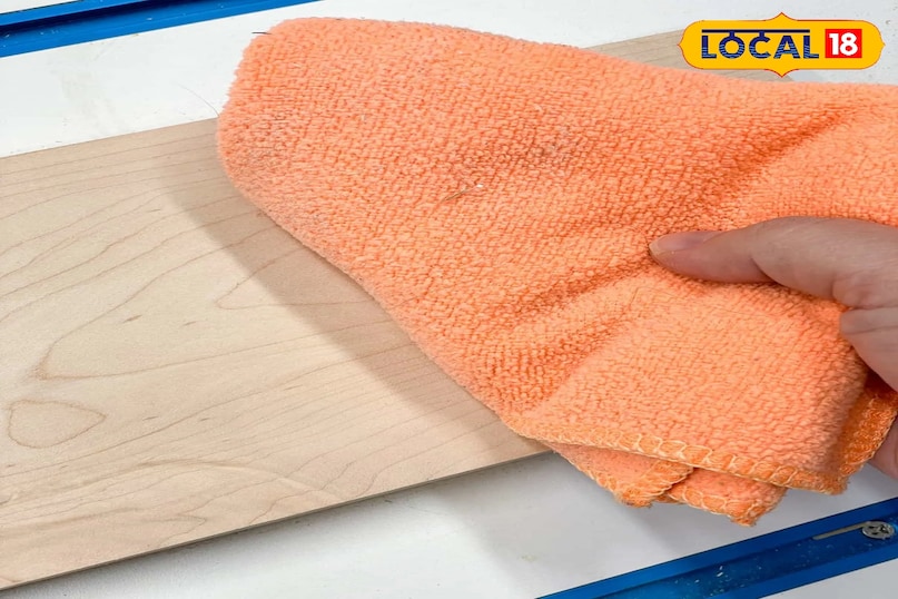 माइक्रोफाइबर कपड़े का जादू साधारण कपड़े के बजाय माइक्रोफाइबर कपड़े का इस्तेमाल करें। यह धूल को यहाँ-वहाँ उड़ाने के बजाय उसे अपनी ओर खींचता है और चिपका लेता है। कपड़े को हल्का गीला करके सफाई करना और भी असरदार होता है।