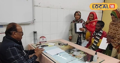 मरीजों को देखते हुए वरिष्ठ फिजिशियन डॉ मनोज कुमार