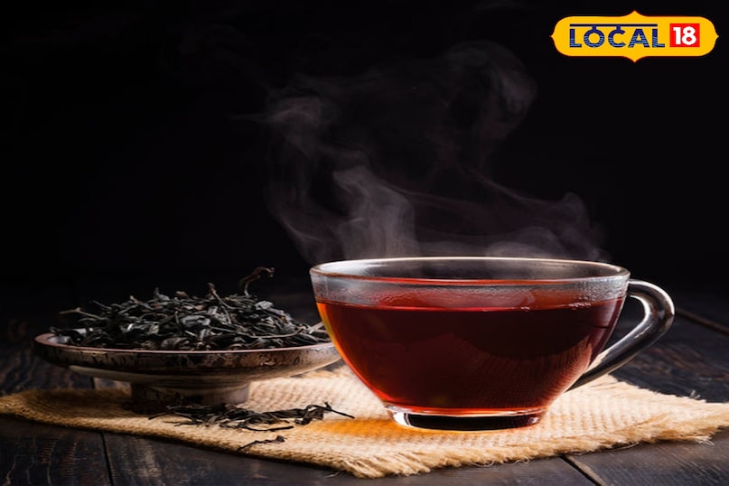 ब्लैक टी कॉफी का एक बेहतरीन विकल्प ब्लैक टी है, जो शरीर को एक्टिव रखने में मदद करती है। इसमें मौजूद एंटीऑक्सीडेंट्स खून की नसों को लचीला रखते हैं और ब्लड सर्कुलेशन सुधारते हैं। इसका कैफीन आपको धीरे-धीरे ऊर्जा देता है जिससे थकान लंबे समय तक दूर रहती है। बिना दूध-चीनी के पीने पर यह जीरो कैलोरी ड्रिंक की तरह काम करती है। ब्लैक टी कॉफी का एक बेहतरीन विकल्प ब्लैक टी है, जो शरीर को एक्टिव रखने में मदद करती है। इसमें मौजूद एंटीऑक्सीडेंट्स खून की नसों को लचीला रखते हैं और ब्लड सर्कुलेशन सुधारते हैं। इसका कैफीन आपको धीरे-धीरे ऊर्जा देता है जिससे थकान लंबे समय तक दूर रहती है। बिना दूध-चीनी के पीने पर यह जीरो कैलोरी ड्रिंक की तरह काम करती है।