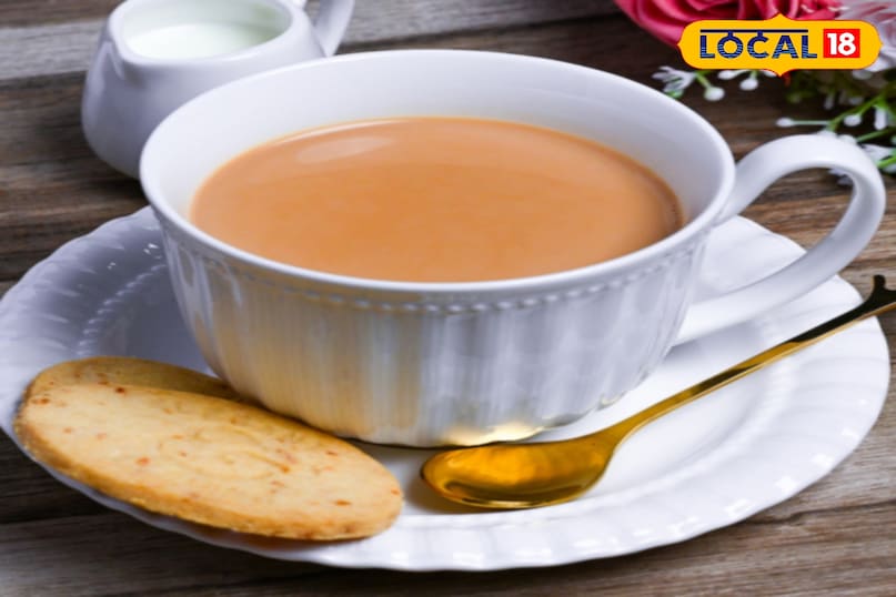 मिल्क टी ज्यादातर भारतीयों की पहली पसंद दूध वाली चाय है। इसमें दूध होने के कारण कैल्शियम, प्रोटीन और फैट मिलता है, जो तुरंत एनर्जी देता है। अगर आप इसमें चीनी ज्यादा डालते हैं या दिन में कई बार पीते हैं, तो यह एसिडिटी और वजन बढ़ने का कारण बन सकती है। इसे कम चीनी और सीमित मात्रा में पिएं तो यह नुकसानदेह नहीं है। मिल्क टी ज्यादातर भारतीयों की पहली पसंद दूध वाली चाय है। इसमें दूध होने के कारण कैल्शियम, प्रोटीन और फैट मिलता है, जो तुरंत एनर्जी देता है। अगर आप इसमें चीनी ज्यादा डालते हैं या दिन में कई बार पीते हैं, तो यह एसिडिटी और वजन बढ़ने का कारण बन सकती है। इसे कम चीनी और सीमित मात्रा में पिएं तो यह नुकसानदेह नहीं है।