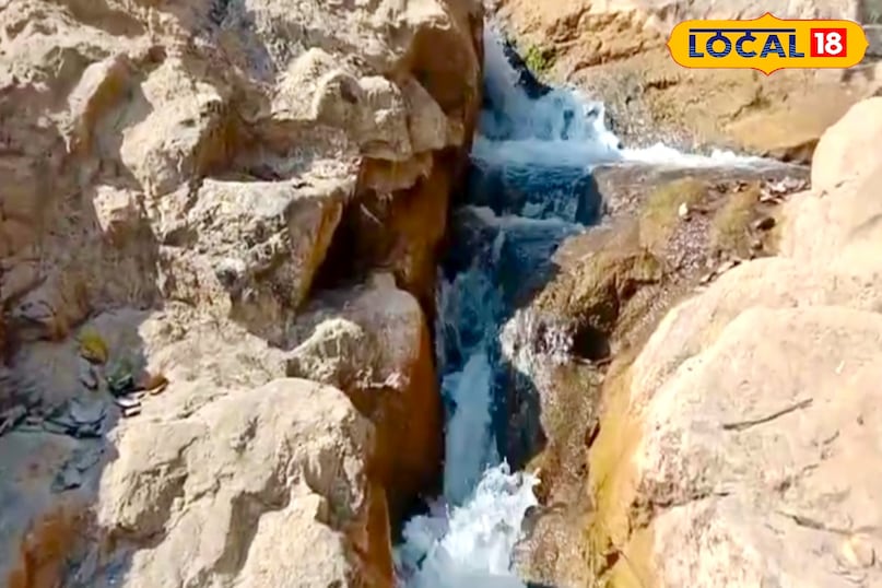 आगे कहा कि फिलहाल इस खूबसूरत स्थल पर कोई विशेष विकास कार्य नहीं हो पाया है. बावजूद इसके, चुनहटवा झरना एक हिडन पिकनिक स्पॉट के रूप में अपनी अलग पहचान बनाए हुए है. अगर इसका समुचित विकास हो जाए, तो यह पलामू जिले का प्रमुख पर्यटन केंद्र बन सकता है. आगे कहा कि फिलहाल इस खूबसूरत स्थल पर कोई विशेष विकास कार्य नहीं हो पाया है. बावजूद इसके, चुनहटवा झरना एक हिडन पिकनिक स्पॉट के रूप में अपनी अलग पहचान बनाए हुए है. अगर इसका समुचित विकास हो जाए, तो यह पलामू जिले का प्रमुख पर्यटन केंद्र बन सकता है.