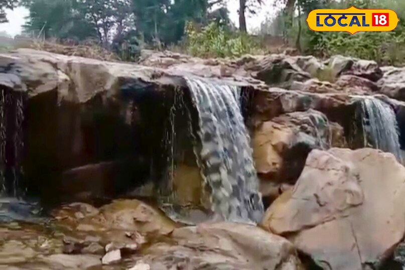 हालांकि यह झरना साल भर बहता रहता है, लेकिन बरसात के मौसम में इसकी खूबसूरती कई गुना बढ़ जाती है. उस समय पानी का बहाव तेज होता है और आसपास का इलाका हरियाली से भर जाता है, जो इसे और भी आकर्षक बना देता है. हालांकि यह झरना साल भर बहता रहता है, लेकिन बरसात के मौसम में इसकी खूबसूरती कई गुना बढ़ जाती है. उस समय पानी का बहाव तेज होता है और आसपास का इलाका हरियाली से भर जाता है, जो इसे और भी आकर्षक बना देता है.