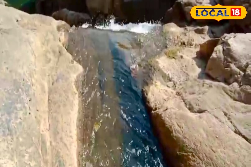 बता दें कि चुनहटवा झरना रामगढ़ प्रखंड के चुंगा बांसडीह पंचायत अंतर्गत कोकारू गांव के चुनहटवा टोला में स्थित है. यह स्थल जिला मुख्यालय से लगभग 17 किलोमीटर दूर चैनपुर-हूंटार रोड के किनारे पड़ता है. सड़क मार्ग से यहां पहुंचना आसान है. बता दें कि चुनहटवा झरना रामगढ़ प्रखंड के चुंगा बांसडीह पंचायत अंतर्गत कोकारू गांव के चुनहटवा टोला में स्थित है. यह स्थल जिला मुख्यालय से लगभग 17 किलोमीटर दूर चैनपुर-हूंटार रोड के किनारे पड़ता है. सड़क मार्ग से यहां पहुंचना आसान है.