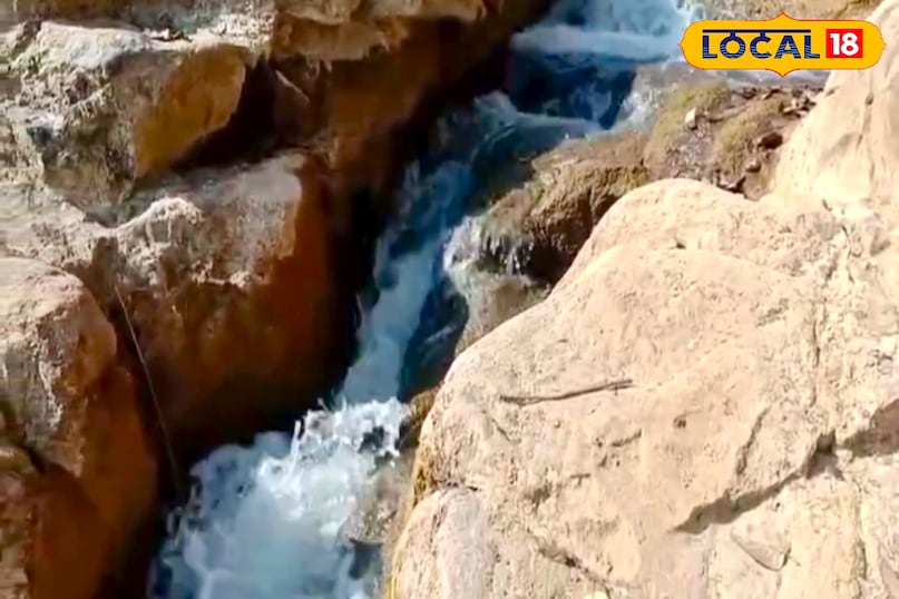 पलामू की पहचान जंगल, पहाड़, झरने और नदियों से होती है. यहां ऐसे कई पिकनिक स्पॉट मौजूद हैं, जो अब तक प्रचार से दूर रहे हैं. इन्हीं में से एक है रामगढ़ प्रखंड का चुनहटवा झरना, जो अपनी प्राकृतिक सुंदरता और रोमांच के लिए जाना जाता है. पलामू की पहचान जंगल, पहाड़, झरने और नदियों से होती है. यहां ऐसे कई पिकनिक स्पॉट मौजूद हैं, जो अब तक प्रचार से दूर रहे हैं. इन्हीं में से एक है रामगढ़ प्रखंड का चुनहटवा झरना, जो अपनी प्राकृतिक सुंदरता और रोमांच के लिए जाना जाता है.