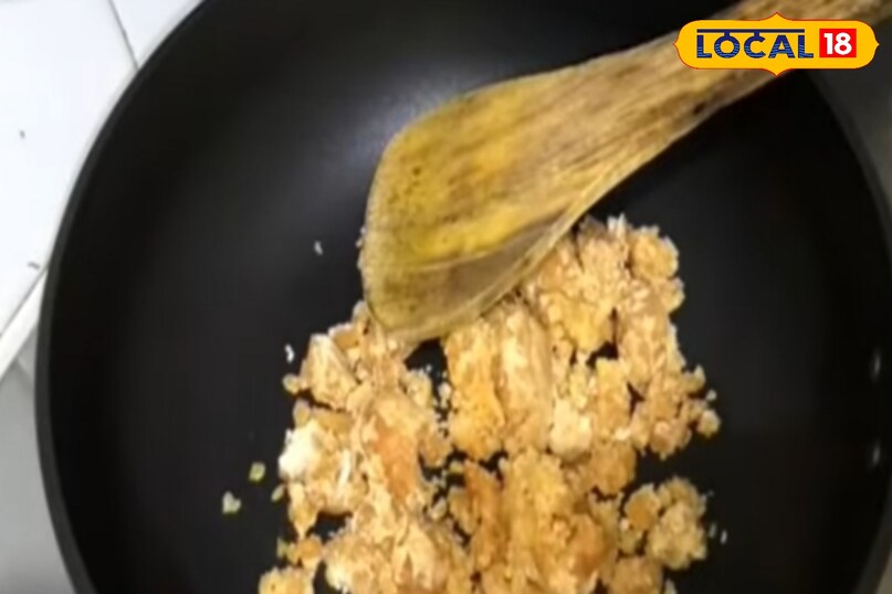 अब दोबारा कढ़ाई चढ़ाये और चासनी त्यार करे.