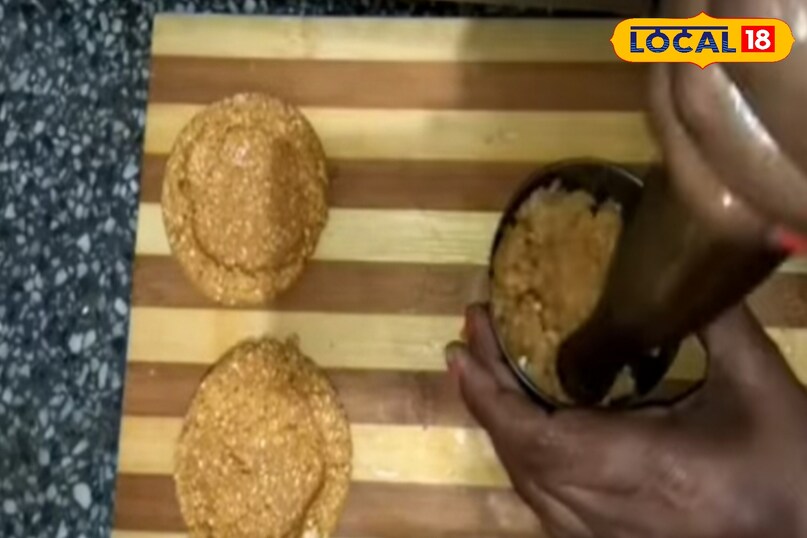 कटोरी मे मिश्रण डालकर कूट कूट कर त्यार करे तिलकुट 