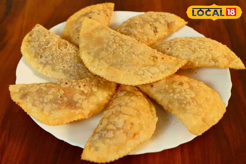 गरिजालू मीठा खाने के शौकीनों के लिए गरिजालू एक बेहतरीन विकल्प है। इसे उत्तर भारत की गुजिया का दक्षिण भारतीय रूप कह सकते हैं। मैदे या गेहूं के आटे की परत के अंदर सूखा नारियल, चीनी या गुड़ और इलायची का मिश्रण भरकर इसे तला जाता है। त्योहारों की रौनक इस मिठाई के बिना अधूरी मानी जाती है।