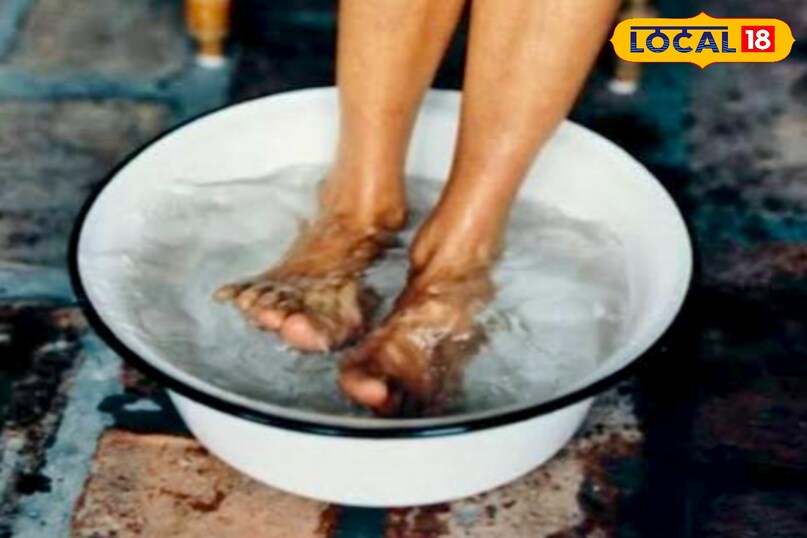 उन्होंने कहा कि सर्दियों में एड़ियों को मुलायम बनाए रखने के लिए घर पर ही पेडिक्योर किया जा सकता है. इसके लिए बाजार से सेंधा नमक (सेंपू नमक) ले आएं. एक टब में गुनगुना पानी भरकर उसमें एक से दो चम्मच सेंधा नमक मिलाएं और पैरों को इसमें 10 मिनट तक डुबोकर रखें. इसके बाद हल्के हाथों से पैरों की सफाई करें. यह प्रक्रिया हफ्ते में एक बार करने से मृत त्वचा हटती है, रक्त संचार बेहतर होता है और एड़ियां फटने से बचती हैं. 