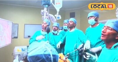 सर्जरी करते डॉक्टर